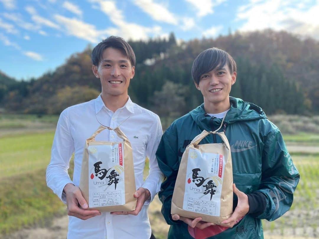 服部勇馬のインスタグラム：「. 【株式会社 I •大迫傑×服部勇馬•弾馬による地元貢献活動 】  お米「馬舞」(umai)販売について  私の生まれ故郷は、新潟県・十日町市です。 全国の他の地域と同じように人口減少や衰退等の課題を抱えています。  弾馬と私は、大好きな故郷のために何かできることはないかと前から考えていました。 いろいろ考え、家族とも話し合った結果、私たち兄弟を育んでくれたお米を通して、地元に興味、関心を持っていただけないかという想いにいたりました。  私たちの実家は、祖父の代から兼業農家です。作っているお米のブランドは、「魚沼産コシヒカリ」として知られています。その中でも、実家があるのは、十日町市の如来寺（にょらいじ）という地区です。  如来寺地区は、2005年に合併されるまでは、中里村と呼ばれた土地で、新潟県の中でも豪雪地帯として知られる風光明媚なところで、日本一の信濃川につながる清津川の水でお米を育てています。  祖父、両親が丹精込めて育てているお米は、口に入れた時の香りと噛んだ時の感じる甘みが特徴の美味しいお米です。  ぜひ、私たち兄弟を育んでくれた実家のお米をきっかけに、私たちの故郷に興味を持っていただけたらと思います。そして、少しでも地元の活性化のお役に立ちたいと思っています。  実家のお米の名前は「馬舞」と書いて、「うまい」と読みます。私たち兄弟の名前、勇馬、弾馬、風馬にちなんでいます。 今年販売できるお米は、そんなにたくさんの量ではありませんが、少しでもお米を味わい、私たちの地元に想いを馳せていただけたら嬉しいです。  今回の私たち兄弟の取り組みを、大迫さん、そして株式会社Iにサポート、応援して頂けることになりました！どうぞよろしくお願いいたします。  『馬舞』を食べてみたい。購入したい方は、下記のリンクからお願いします。  BASE https://hattorimai.thebase.in/   また、『馬舞』のInstagram.Twitterを開設しました。 フォローしていただければ幸いです。  Instagram @kome_jintaro  Twitter https://twitter.com/kome_jintaro」
