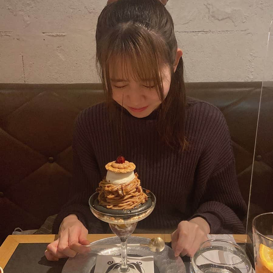 田辺奈菜美さんのインスタグラム写真 - (田辺奈菜美Instagram)「夜パフェ😋 #いつかの写真#夜パフェ#モモブクロ#どんな表情 ・ ・ テンション上がっててまともな写真なかった笑」11月30日 17時31分 - _nanami_1110