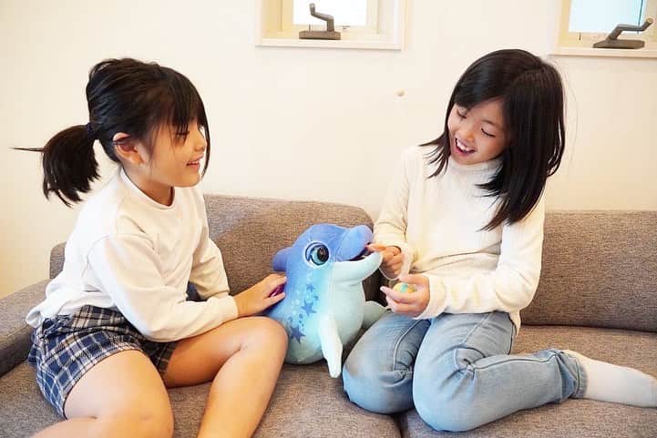 mocchiのインスタグラム：「こんにちは！  我が家にファーリアルの新商品！可愛いイルカの人形が仲間入りしました🐬( '-' 🐬 )  撫でたり遊んだりしてあげると、動いて喜んだりめちゃくちゃ可愛いー🥰  鼻にキスするとめっちゃ喜ぶよ🤣♥️  このイルカちゃん、一緒に寝ることも出来るみたいで おやすみモードってのにすると、ヒーリングミュージックみたいなのが流れて一緒に寝れるの( ˇωˇ )  子供たちも大喜びだった🤣  クリスマスプレゼントにもピッタリだと思うよ😍  #ファーリアル#ハズブロ#PR #クリスマス#プレゼント#新発売#こどもと暮らす#子育てぐらむ#ままのて」