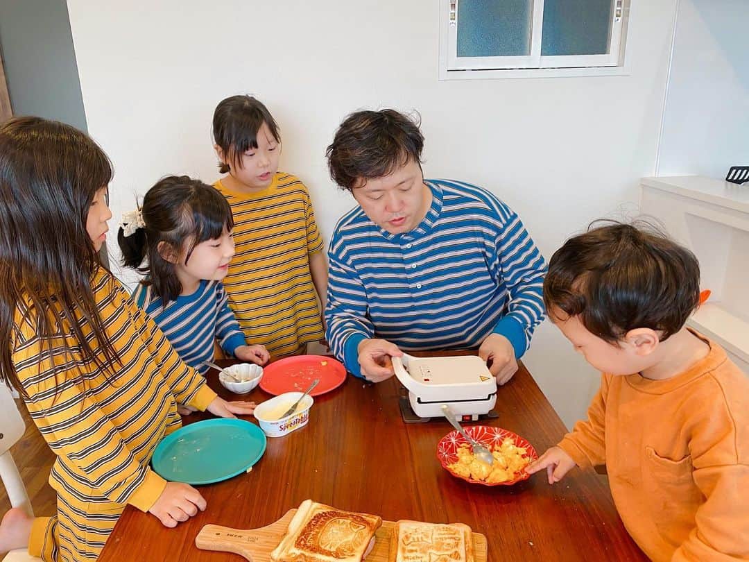 江原千鶴（エハラチヅル）のインスタグラム：「休日の朝ごはん。 ふくふくにゃんこが描かれた、かわいいホットサンドを作りました🥪💕  裏表で違う柄でめっちゃかわいい〜💕  うたくんも自分で具を入れて作ったけど、2分半くらいでパンの耳までカリカリでした✨  前使ってたのがIH対応じゃなくて使えないので、これからこの子に大活躍してもらいます(=^x^=)  #おうちでお料理　#ふくふくにゃんこ　#ホットサンドメーカー #pr」