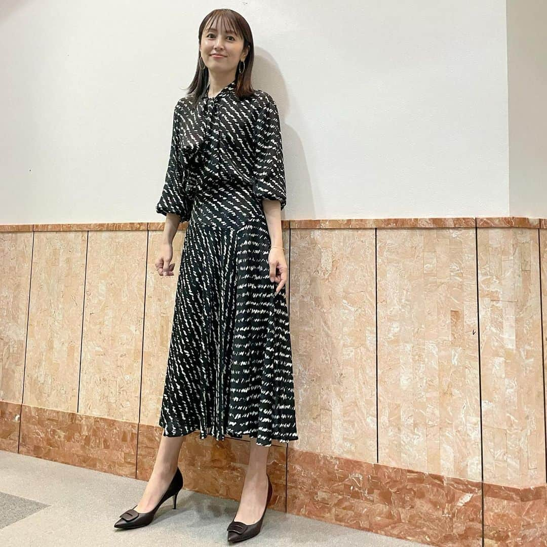 矢田亜希子さんのインスタグラム写真 - (矢田亜希子Instagram)「【オンエア】 2021年12月1日(水)19：00〜21：57 TBS『怒りの追跡バスターズ』  衣装は ブラウスとスカート @epoca_official  ジュエリー @niessing_japan  パンプス @pellico_japan  #怒りの追跡バスターズ #tbs」11月30日 18時54分 - akiko_yada