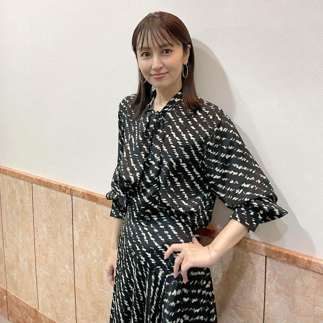 矢田亜希子さんのインスタグラム写真 - (矢田亜希子Instagram)「【オンエア】 2021年12月1日(水)19：00〜21：57 TBS『怒りの追跡バスターズ』  衣装は ブラウスとスカート @epoca_official  ジュエリー @niessing_japan  パンプス @pellico_japan  #怒りの追跡バスターズ #tbs」11月30日 18時54分 - akiko_yada