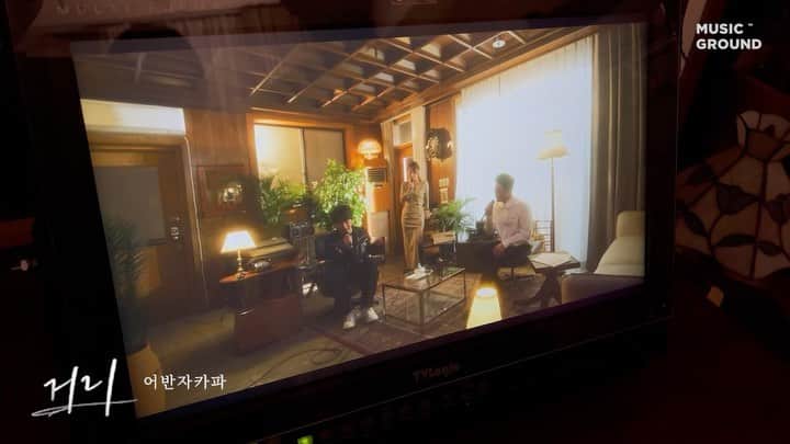 クォン・スンイルのインスタグラム：「내가 당신을 생각하는 만큼  내가 당신을 걱정하는 만큼  함께한 시간 만큼  그리워하는 만큼 우리 사이 지금  그만큼의 거리, 필요하죠  어반자카파 - 거리 (‘지금, 헤어지는 중 입니다’)  2021.12.5. 6PM (KST)  #어반자카파 #지금헤어지는중입니다 #지헤중 #거리」