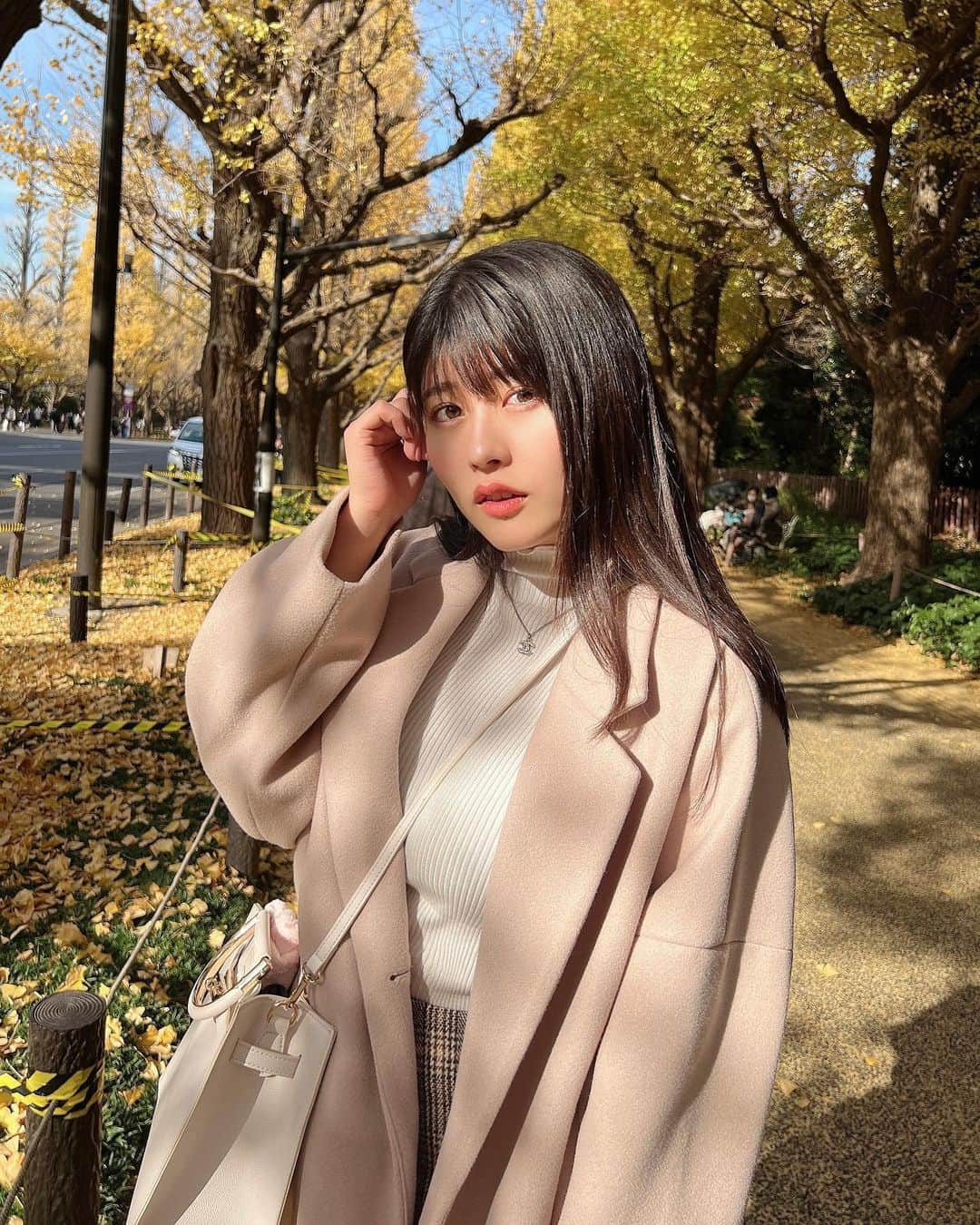 ちとせよしのさんのインスタグラム写真 - (ちとせよしのInstagram)「ののといちょう並木行ってきたよ🍂 ぽかぽかお天気と素敵な景色に癒されました♡  #冬コーデ #ニット #外苑前 #神宮外苑いちょう並木 #いちょう並木」11月30日 19時10分 - chitose_yoshino