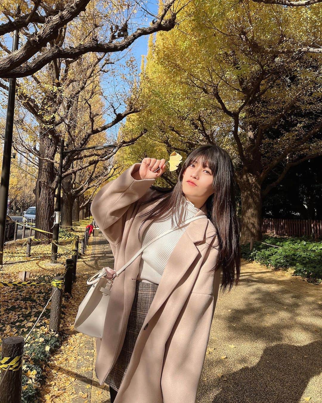 のインスタグラム：「ののといちょう並木行ってきたよ🍂 ぽかぽかお天気と素敵な景色に癒されました♡  #冬コーデ #ニット #外苑前 #神宮外苑いちょう並木 #いちょう並木」