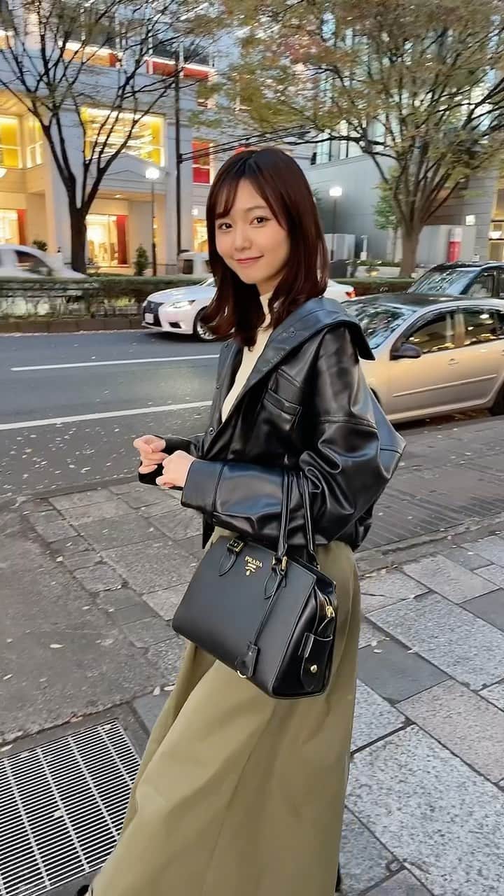杉浦みずきのインスタグラム：「Aラインのワンピにジャケット合わせるの好き♡ 美桜のワンピ着てた日☺️ なぜか裾折れ曲がっててごめんなさい笑　  #ワンピース #aラインワンピース #冬服コーデ #レザージャケット #表参道 #表参道カフェ #骨格ウェーブ #骨格ナチュラル」
