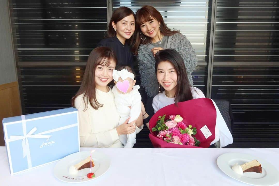Mai Wakimizuのインスタグラム：「やっとやっとやっーと会えた！いつの間にか5ヶ月を迎えていたベビちゃんだけど、小さくて軽くてフワフワで、ピンクが良ーくお似合いの色白お姫♡出産のエピソードや毎日の育児話を根掘り葉掘り聞かせてもらい、私も1年前のことを懐かしく感じながら息子の成長を思い出しました♡赤ちゃんってたまらん。可愛すぎて皆で取り合いさせてもらいました＼(^o^)／ #babygirl」