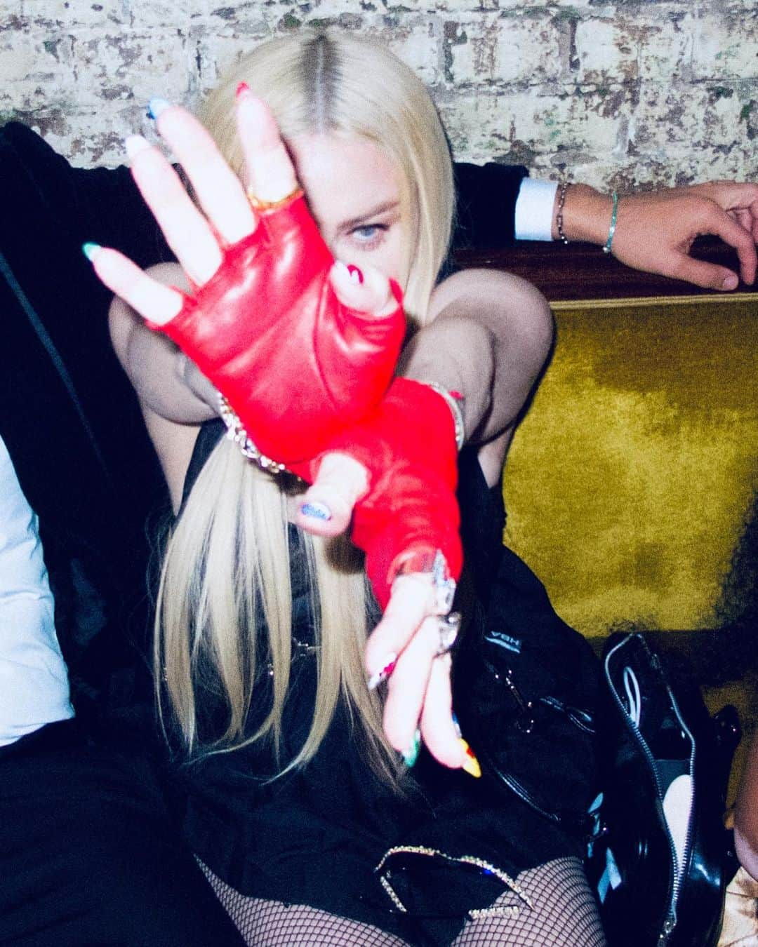 マドンナさんのインスタグラム写真 - (マドンナInstagram)「Drinks at the firehouse……….. Please hire a new DJ. 🙏🏼 🤪 🔥 🍸 🎉」12月1日 1時11分 - madonna