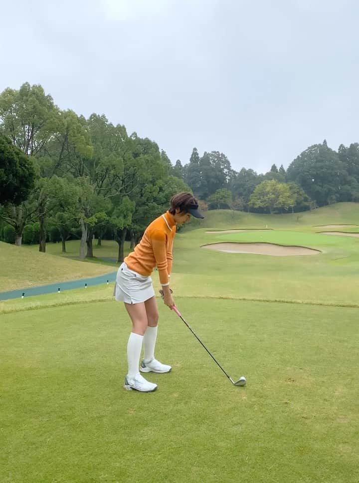 のインスタグラム：「雨ゴルフさむかったなー🥺 今週末のゴルフ旅行楽しみ☺️⛳️ もうホッカイロ必要かな☃️  #ゴルフ女子 #ゴルフ男子 #ゴルフコーデ #スポーツ女子  #ゴルフウェア #スポーツ #golf #골프 #골프스타그램 #골프장 #라운드 #골프스윙 #골프사랑 #골프레슨 #아이언샷 #스크린골프  #トレーニング #トレーニング女子 #筋トレ #筋トレ女子 #golfstagram #golfswing #girlsgolf #golfer」