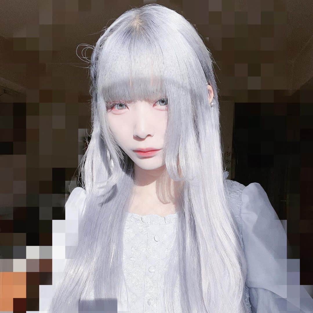 パン・ルナリーフィのインスタグラム：「new カラーです @mksk_417 さん！  #ホワイトカラー #青髪 #bluehair #whitehair #ヘアカラー #bubbles」