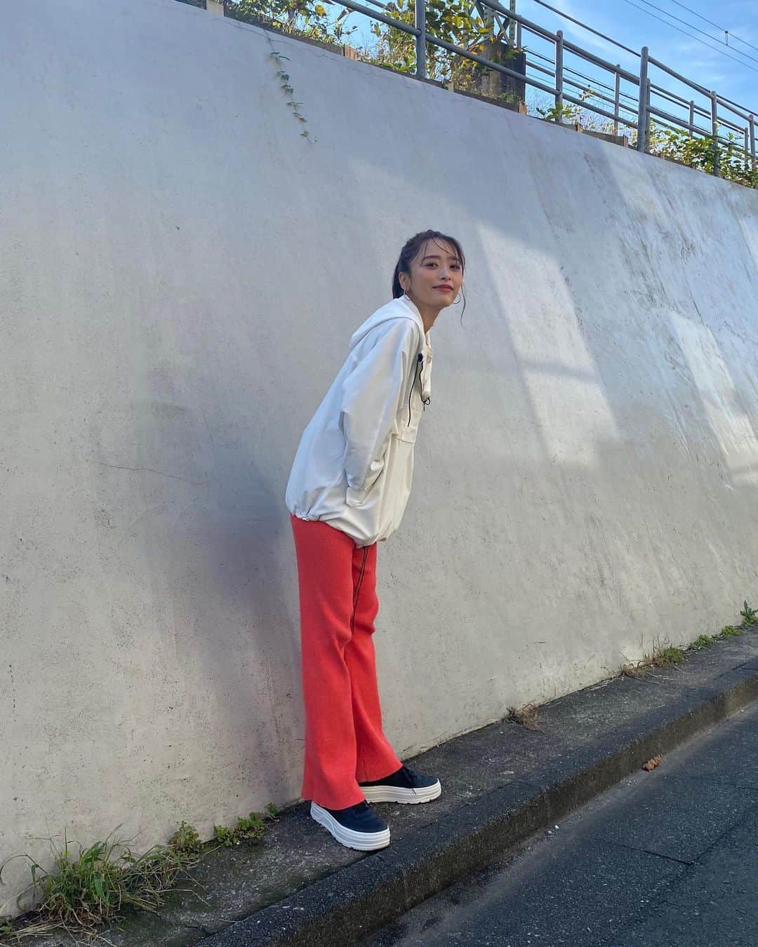 近藤千尋のインスタグラム：「明日から12月ですね⛄️ 大好きな季節❤️ (自分の誕生日とクリスマスがあるから❤️笑)  ひたすら歩くロケ📺❤️ フジテレビ ワタシ∞ウォーキング  先週と今週の2週にわたって土曜日 15:25ー放送です💕  久々にこんな歩いたなぁ。。笑🚶‍♀️ 10年前に上京してきて、 当時の切ない気持ちや初々しい気持ち いろんな気持ちを思い出したなぁ🥺  素敵な機会を ありがとうございました😍  アノラック @milaowen_official  Tシャツ、スニーカー @reebok  パンツ @rosebud_official_  アクセサリー @e.m.portrait」