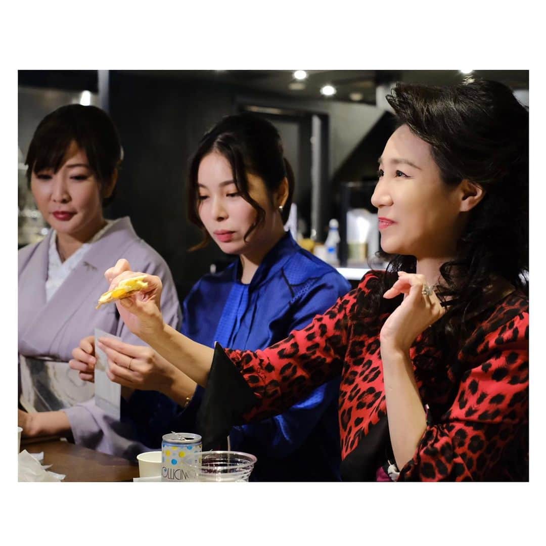 唐沢菜々江さんのインスタグラム写真 - (唐沢菜々江Instagram)「ミルフィーユ専門店🍓 京都『和栗専門 紗織』が手掛ける @mille_feuille.gariguette が 11月15日に表参道で オープンしました‼️🎊 ㅤㅤㅤㅤㅤㅤㅤㅤㅤㅤㅤㅤㅤ 今回はクラブNanaeで ご招待いただきましたので ママのみんなと一緒に、 お邪魔させていただきました🙇🏻‍♀️💕 ありがとうございました☺️ ㅤㅤㅤㅤㅤㅤㅤㅤㅤㅤㅤㅤㅤ とてもおいしかった"ナポレオン"❣️ カスタードクリームの上に 国産の苺がたくさん🥺🍓✨ ㅤㅤㅤㅤㅤㅤㅤㅤㅤㅤㅤㅤㅤ パイにもアーモンドがついていて 香ばしさと甘酸っぱさが くせになる美味しさでした😍‼️ ㅤㅤㅤㅤㅤㅤㅤㅤㅤㅤㅤㅤㅤ 他にもたくさんメニューがありますので みなさんもぜひ 遊びにいってみてくださいね🤗💓 ㅤㅤㅤㅤㅤㅤㅤㅤㅤㅤㅤㅤㅤ 撮影の時はフェイスガードを 外させていただいております☺️  *・。*゜・。・o゜・。*゜・。・o*゜・。*゜・。・  YouTube 【銀座ななえチャンネル】 【銀座ななえチャンネル2nd】 では、 Instagramでお伝えしきれない 様々な情報を発信しています‼️  *・。*゜・。・o゜・。*゜・。・o*゜・。*゜・。・  #gariguette #ガリゲット #ミルフィーユ専門店 #和栗専門店紗織 #和栗専門紗織 #表参道グルメ #ミルフィーユ #ミルプレッセ #表参道 #表参道スイーツ #レセプション #唐沢菜々江 #ななえママ #菜々江ママ #クラブななえ #銀座ななえ #nanae #銀座 #東京 #ginza #tokyo #club #クラブ #銀座クラブ #高級クラブ #ホステス#youtube #ユーチューブ #youtuber #ユーチューバー」11月30日 20時09分 - nanae.karasawa