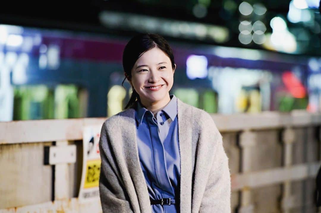 最愛のインスタグラム：「きゃ〜💓 梨央さん、何かいいことあったのでしょうか😆⁉︎ ちなみにこのシーンは電車とのタイミングが超重要のこだわりシーンなので、ぜひ皆さんに見ていただきたいです‼︎  #最愛ドラマ #tbs #吉高由里子 #第8話12月3日夜10時」