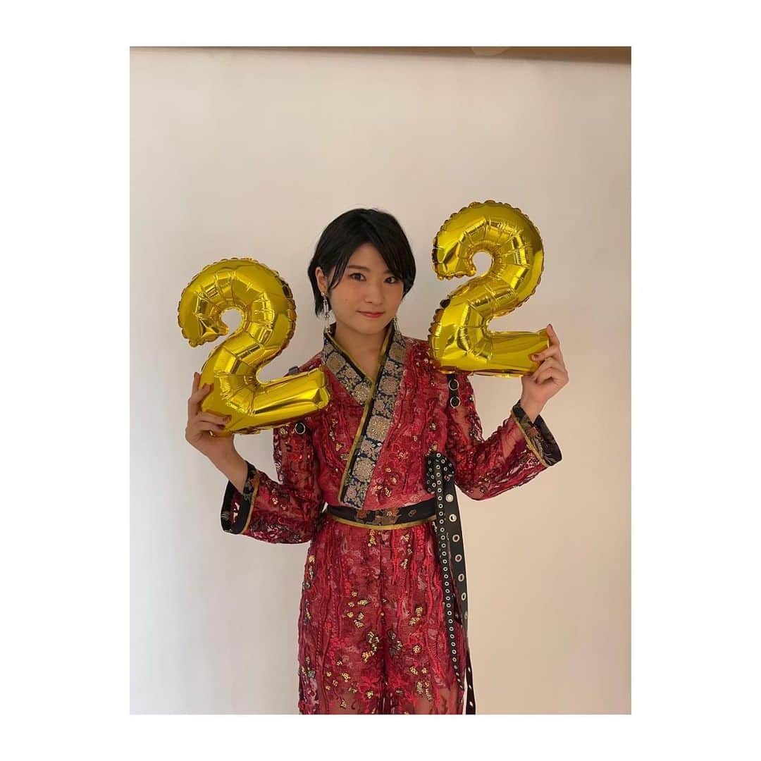 加賀楓のインスタグラム：「本日11/30で、22歳になりましたー！！ バースデーイベントに来てくださった皆様、SNSでお祝いをしてくださった皆様、ありがとうございますm(_ _)m  22歳は楽しく過ごして、より濃い思い出をたくさん残したいと思います！  これからも応援よろしくお願いします！  #加賀楓 #モーニング娘21 #morningmusume21 #バースデー #ありがとう」