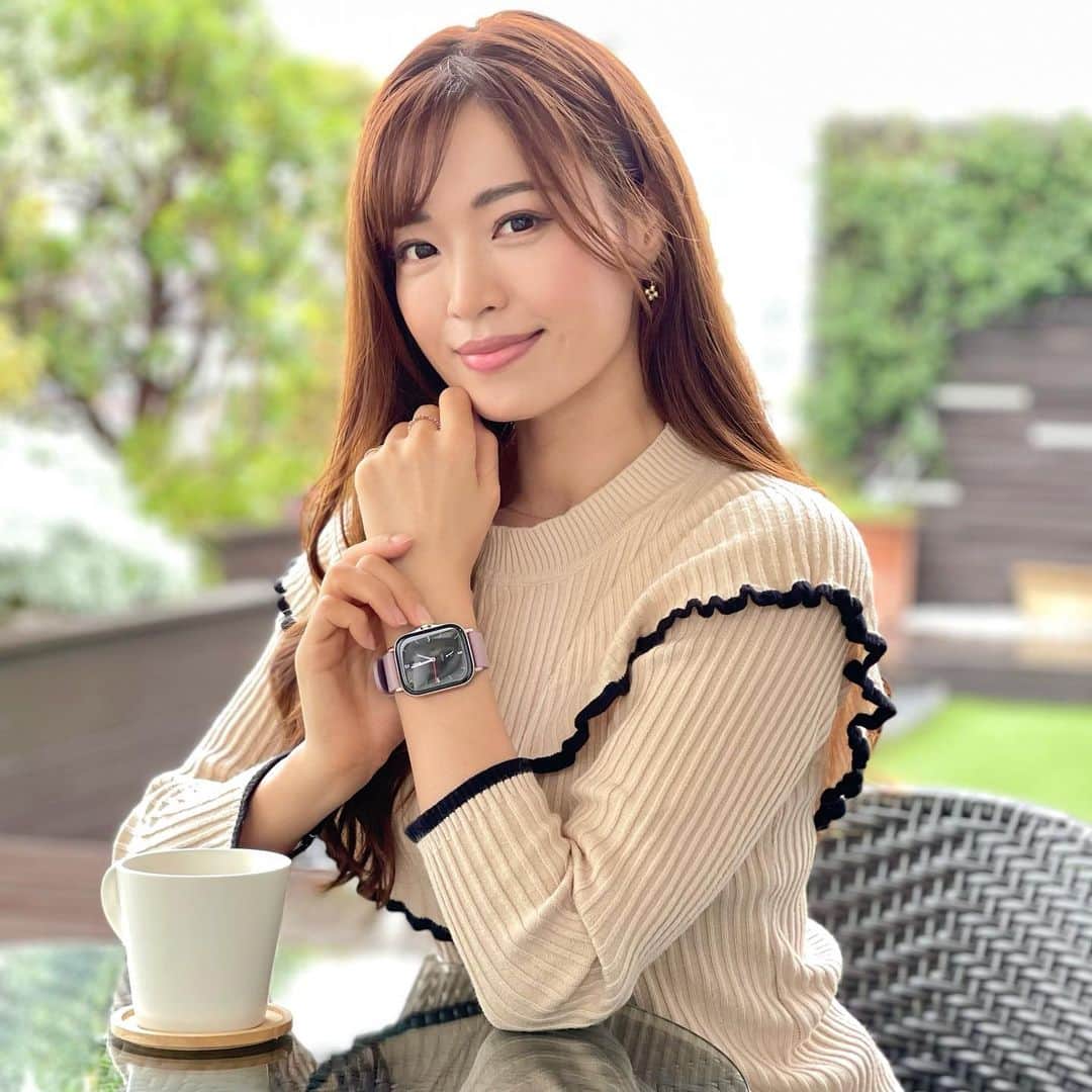 のインスタグラム：「株式会社アースリボーン様から出でいる スマートウォッチを紹介します✨ ずっと気になってたけどやっぱり便利だね👍  私が付けてるのはAmazfit GTS 2e 🕑 画面が見やすくて操作性抜群！ 大人の女性にぴったりなお洒落デザイン☺️  特にすごいと思ったのは、 ウォーキングやランニングを自動認識して データ分析をしてくれるんだって！ 全部で90種類のスポーツモードを搭載！ ストレスや心柏数、睡眠の質から、 血中酸素レベルのモニタリングまでできる😧 もちろんプールでもオッケー！！ これ一つでしっかりと健康管理ができます👍  個人的にはゴルフ中も連絡取れたり どのくらい歩いたか気になるところ！笑 デザインも２つあるよ✨✨  #amazfit #スマートウォッチ#フィットネス#ゴルフ#ゴルフ女子#golf#健康管理#promotion」