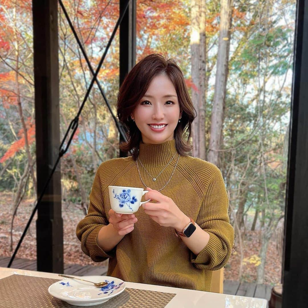 本条舞さんのインスタグラム写真 - (本条舞Instagram)「お庭がとっで素敵なカフェで🫖 今年は紅葉見に行けてないんだけど、少しでも見られて良かった🥰🥰🥰  #紅葉 #岐阜カフェ #岐阜cafe #岐阜県インスタ部 #サンドール #ビジョビ」11月30日 20時40分 - mai_honjyo_official