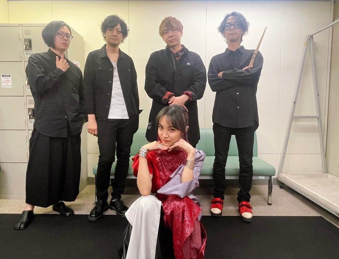 のインスタグラム：「夕食をそのままお届けしたお弁当🍱届いたぁー？📺 谷原さんが朝のお話しまでしてくださって😳😳 一年ぶりの　#うたコン　様。ありがとうございましたっ🎤  【TV】NHK総合「#うたコン」にて、LiSAはテレビアニメ「#鬼滅の刃」無限列車編オープニングテーマ「#明け星」を披露。 is.gd/myk02o」