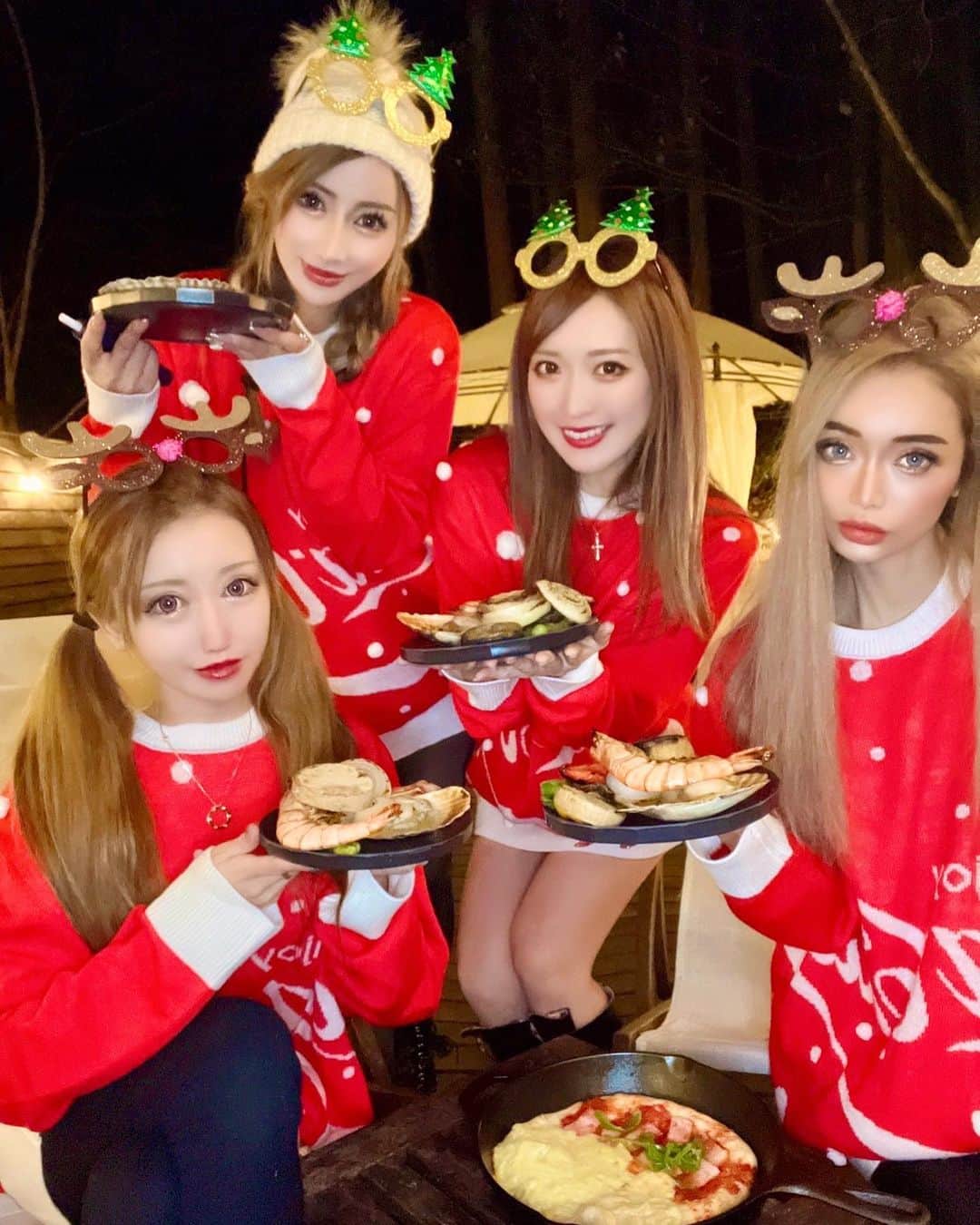 のインスタグラム：「🏕 #FUREAI でグランピングしたよ❤️ BBQもセットでついてて 国産リブステーキ🍖やピザ🍕を 自分達で火おこしして焼いて 楽しかった🔥 ・ 泊まるテントも広くて綺麗で すごくリフレッシュできた🥺 ・ ジャグジーもお部屋についてたよ🛀💓 ・ ・  @fureai_glamping  【住所】 東京都西多摩郡檜原村三都郷3186  #Camp#bbq#glampinglife#glamping #pizza#グランピング女子会 #ジャグジー#グランピングキャンプ #キャンプ場 #東京グランピング #グランピング #東京キャンプ #東京BBQ#キャンプ#キャンプ女子#テント#自然#檜原村#クリスマスコーデ#おそろコーデ#冬コーデ」