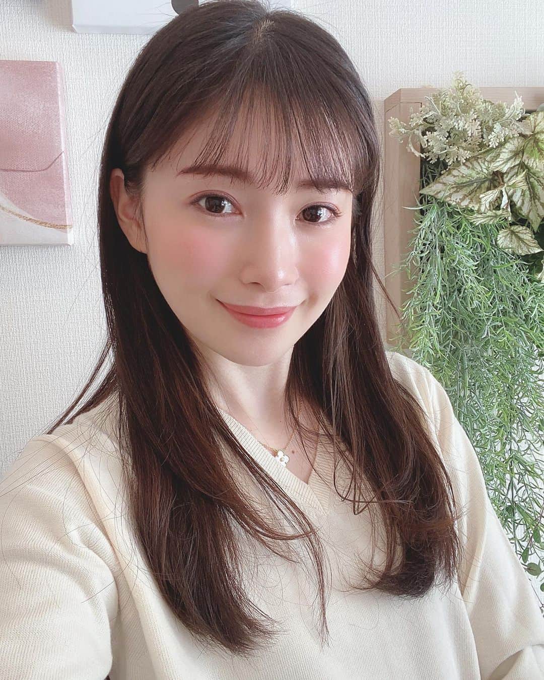 のインスタグラム：「最近メイクのショート動画もちょこちょこ撮っています☺️✨  この日は全部プチプラの物を使ったんですが、どれもすごく良かったから早く紹介したいな✨  #プチプラメイク #キャンメイク #ヴィセ #リンメル #セザンヌ」