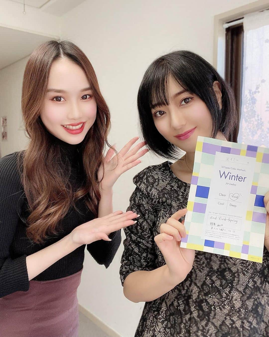 いけながあいみのインスタグラム：「プロのイメージコンサルタントさんにパーソナルカラー診断、顔タイプ診断、そして、私に合うメイクを教えてもらって来ました！✨  私はビビッドカラー、大きな柄、ゴージャスな小物、個性的なファッションが似合う顔立ちだそうです💎❗️  そして、今まで使う事の無かった”パープル系メイク”と相性が良いとのこと🍇✨  どう似合います？？☺️  コンサルタントの山口みゆさんは可愛いし、教えて方もすごく丁寧なので自分に何が似合って何が似合わないか、が細かくわかりました！  一度やってみる価値アリですよ😆❣️  私は、自分を見直すとても良いきっかけになりました🥰💕  イメージコンサルティングサロンREVIA 山口みゆさん: @mi___1215o  *  I had a consultation about my personal color ✨ Vivid colors are the best for me, she said😆✨  #パーソナルカラー診断 #顔タイプ診断 #16タイプパーソナルカラー診断 #イメージコンサルタント #イメコン #イメージコンサルタント東京 #タイアップ#WoomyPR」