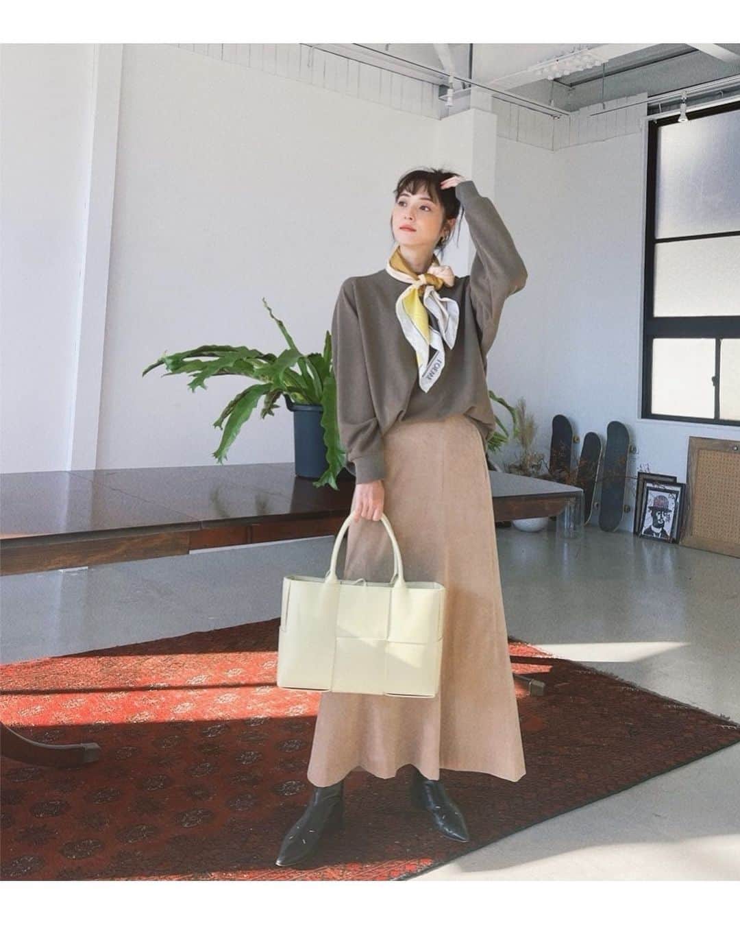 佐々木希さんのインスタグラム写真 - (佐々木希Instagram)「本日の私服。 軽量素材のプルオーバーに、綺麗な明るいカラーのバッグとスカーフを♡  tops.skirt #iNtimite bag #BOTTEGAVENETA scarf #LOEWE boots#MaisonMargiela」11月30日 21時17分 - nozomisasaki_official