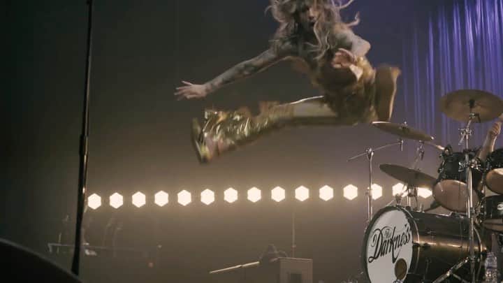 のインスタグラム：「#motorheart #thedarkness  📸 - @jennymayfinn」