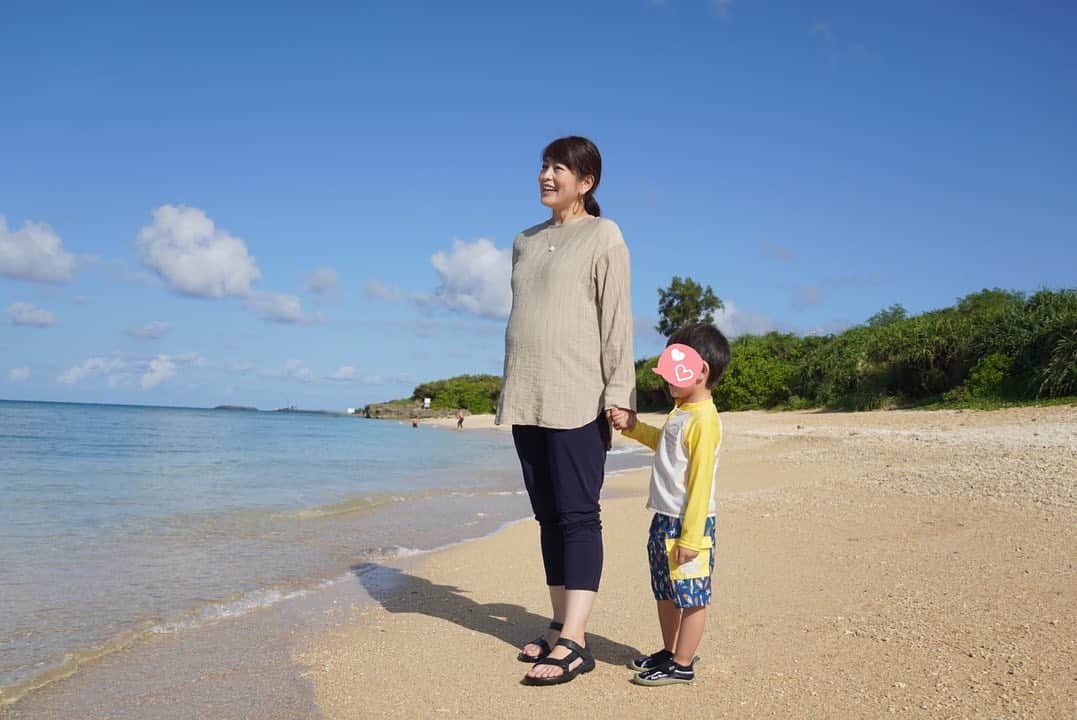森麻季さんのインスタグラム写真 - (森麻季Instagram)「ちょっと前のことですが 沖縄に行きました✈️  久々の旅行、家族3人ではおそらく最後の旅行 ちょっとマタニティーフォト風な写真になりました  また少しずつですが沖縄のこと載せていきます  #マタニティーフォト  #マタニティーフォト風  #沖縄旅行 #家族旅行 #3歳 #3歳半 #男の子ママ #読谷村 #第二子妊娠中 #妊娠8ヶ月 #妊娠7ヶ月 #子連れ旅行 #沖縄」11月30日 22時13分 - maki.mori_m