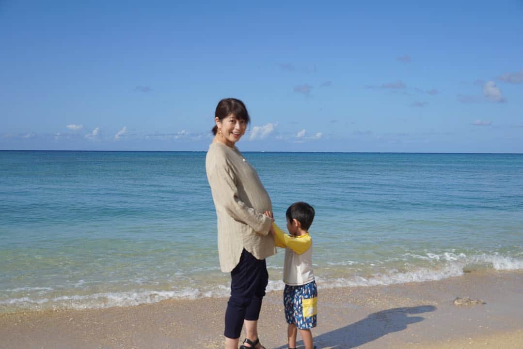 森麻季さんのインスタグラム写真 - (森麻季Instagram)「ちょっと前のことですが 沖縄に行きました✈️  久々の旅行、家族3人ではおそらく最後の旅行 ちょっとマタニティーフォト風な写真になりました  また少しずつですが沖縄のこと載せていきます  #マタニティーフォト  #マタニティーフォト風  #沖縄旅行 #家族旅行 #3歳 #3歳半 #男の子ママ #読谷村 #第二子妊娠中 #妊娠8ヶ月 #妊娠7ヶ月 #子連れ旅行 #沖縄」11月30日 22時13分 - maki.mori_m