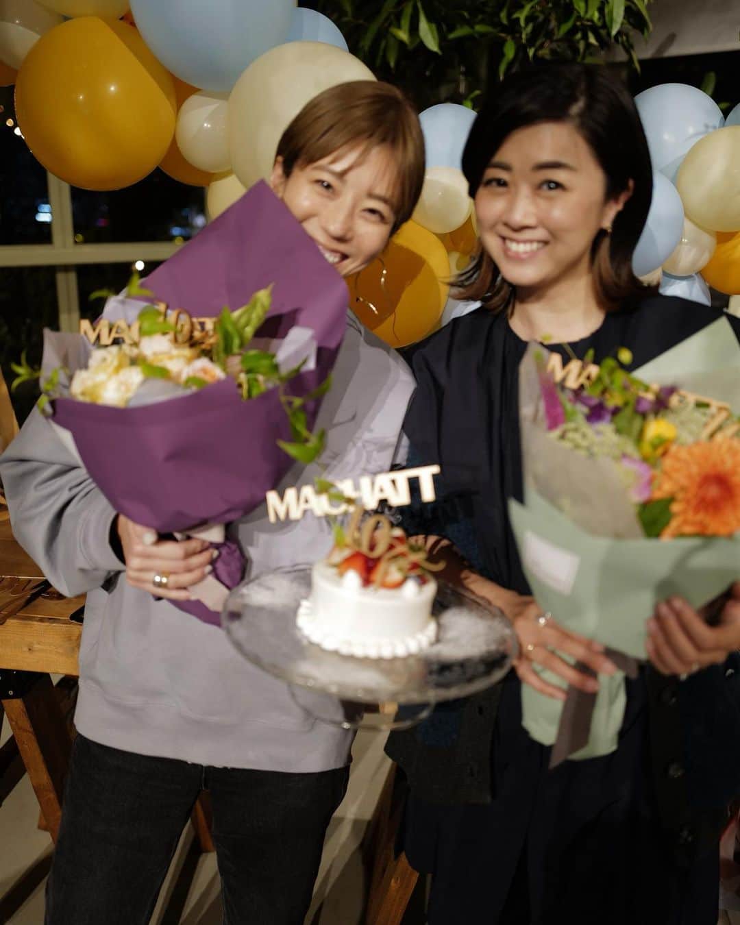 正中雅子のインスタグラム：「大好きな皆んながサプライズで10周年をお祝いしてくれて涙ちょちょぎれた日のこと記念に残しとこ♡  10周年、URAKOと2人で振り返ると感極まったりしていたんだけど 大好きな皆んながこんな風にお祝いしてくれるなんて思ってもみなくて🥺  この日、全員がMACHATTの服を着てて みんなに一言話していたら皆んなが泣いてて それ見て泣けてきたやつ😭←あんまり人前で泣かないタイプ笑  こんなにもお祝いしてもらえて 10周年がみんなのお陰で特別なものになった☺️  CHIKAのママが「嬉しいことを共に喜べる友達を作りなさい☺️」と話していたみたいで 私もみんなの大切な時をこれからも共有したいし 子供達にもそう話してあげたいなって思った🥲♡  とにかく愛おしい時間をありがとう！いつもありがとう♡  MACHATTも私達も幸せ者だ♡  #MACHATT」