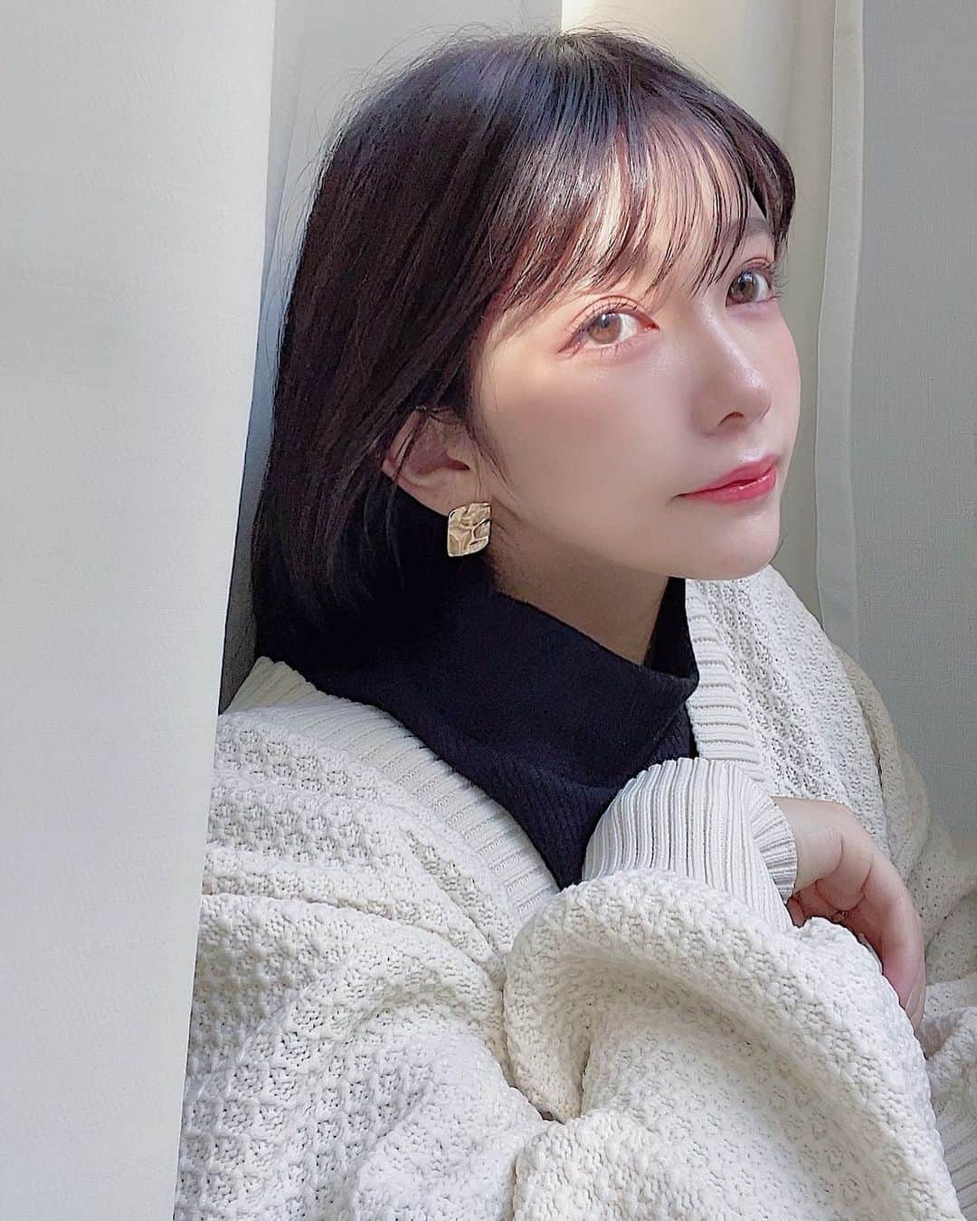 のインスタグラム：「⛄️☀︎  夏の太陽嫌いだけど冬は必死に日向を探して歩きます。(なんの話)  #朝イチ寒すぎて外出たくないです」