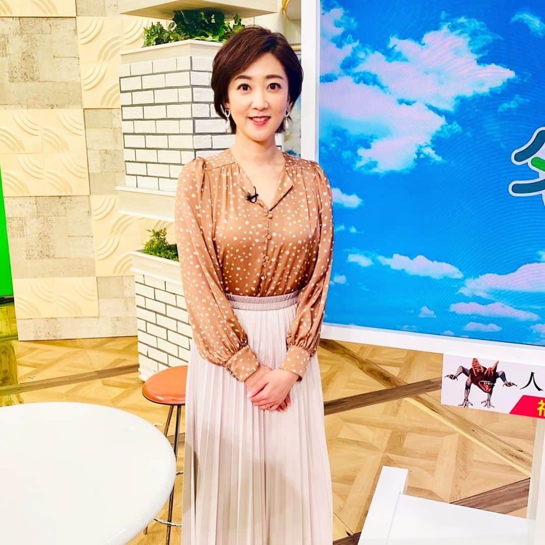 のインスタグラム：「今日の衣装でした！ @lounie_jp さん、 ありがとうございます。  明日は今年の流行語大賞が発表されますね😀  皆さんにとっての2021年流行語大賞は何ですか⤴︎  #lounie#lycka#ソラリアプラザ#天神 #accessory#衣装#さけみゆみさん#rkb #タダイマ#火曜日#アナウンサー#池尻和佳子」