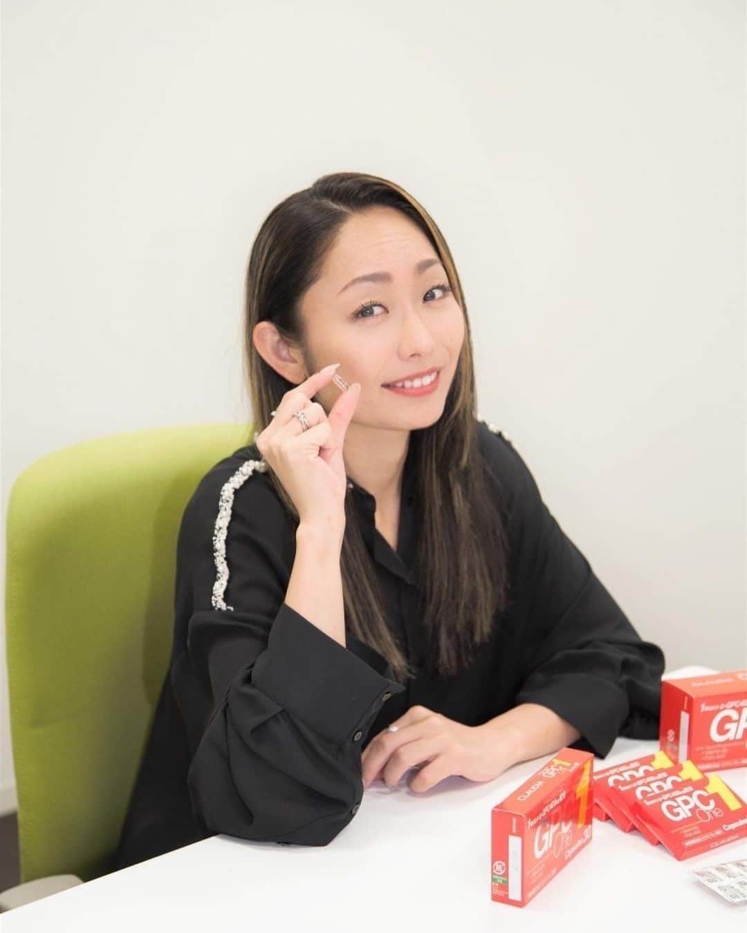 安藤美姫のインスタグラム：「Hi everyone. November is over🥺 By the way, today was a study session and shooting about GPC One💪 Hahahaha😂😂😂  If you are wondering what kind of ingredient and what kind of function it works, please search with GPC One.  こんにちは😌☺️ いよいよ11月も終わりですね！ 2021年もあと1か月‼︎ 早いですね💦   さて　今日はGPCワンについてのお勉強会＆撮影でした📝📷 プライベートでも愛飲しているので興味深々✨🧐 私の周りでも愛飲者増えてます✨👌👍💪 GPCって何の略🤔？ “グリセロホスホコリン” どんな成分でどんな働きなのか気になった方は是非　GPCワンで検索してくださいね✨🤓😆  娘の身支度を整えている時に写真を撮ってくれていました📸 普段こんな写真を撮影することはないのでなんだか新鮮です😊😊😊 娘の髪を触っていると髪質も髪の量もしっかりしてきたなと思います✨😌 身長や言葉だけでなくふとした時に色々な成長を感じます😌☺️😊💕💕💕  @gpc1_official  #gpcワン　 #GPCワン　 #pr #娘の成長が楽しみ　　 #安藤美姫 #親子 #mikiando  👇👇GPC ワン👇👇 https://bit.ly/3CYdnap」