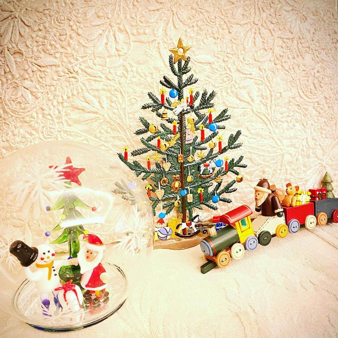 黒柳徹子さんのインスタグラム写真 - (黒柳徹子Instagram)「12月1日(水)18:00からYouTube生配信します。 今回は、私が、コレクションしているクリスマスグッズを、お見せします。また、キラキラ刺繍オーナメントで、クリスマスツリーの飾りつけもしま〜す。是非、ご覧ください。」11月30日 23時16分 - tetsukokuroyanagi