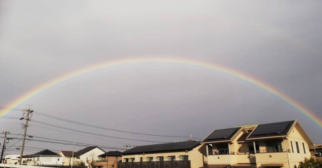 佐藤裕二のインスタグラム：「南西の空にキレイな虹がかかってます。 皆さんも見ましたか？  いいコトありそう。 今日も素敵な一日になりますように🌈  #虹 #名古屋#ドデスカ#アップ #佐藤裕二 #師走」