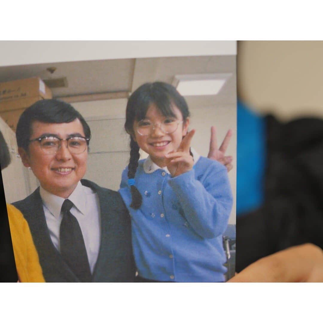 美山加恋のインスタグラム：「先日「男おばさん」の収録に参加させていただき、  ひさびさに笠井さん軽部さんにお会いすることができました！  笠井さんといえば、 私はドラマ「ちびまる子ちゃん」で初代たまちゃん役を演じさせていただいたのですが、 笠井さんは担任の戸川先生役で出演されていて、 まさにその時以来の再会でした！  なつかしい写真を持ってきてくださり、似たポーズで撮ってみました☺︎笑 なつかしいー‼️ (偶然にも青い衣裳でした、ありがとうスタイリストのきえさん笑)  ひさびさにあの優しいお声で名前を呼んでいただけてとても嬉しかったです！  軽部さんもめざましテレビなどでお世話になり、  なんとピーターパンも観に来てくださいました！嬉しい！！  毎年ピーターパンは観に来てくださっているそうで、 今年も楽しんでいただけたようでよかったです☺︎  そんなお二人の番組で新しい作品を紹介させていただけてとても嬉しかったです✨  放送が近くなったらまたお知らせしますね〜！」