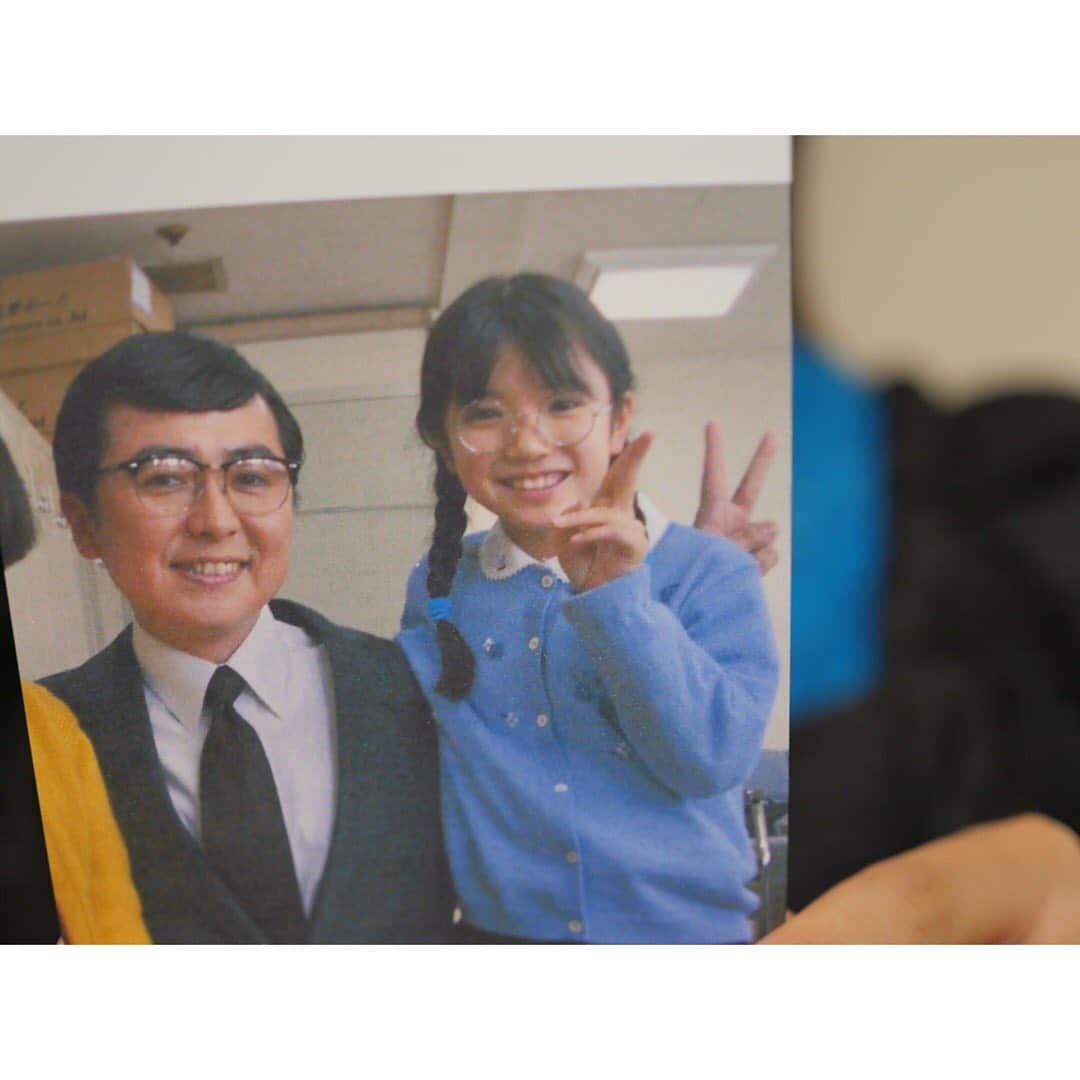 美山加恋さんのインスタグラム写真 - (美山加恋Instagram)「先日「男おばさん」の収録に参加させていただき、  ひさびさに笠井さん軽部さんにお会いすることができました！  笠井さんといえば、 私はドラマ「ちびまる子ちゃん」で初代たまちゃん役を演じさせていただいたのですが、 笠井さんは担任の戸川先生役で出演されていて、 まさにその時以来の再会でした！  なつかしい写真を持ってきてくださり、似たポーズで撮ってみました☺︎笑 なつかしいー‼️ (偶然にも青い衣裳でした、ありがとうスタイリストのきえさん笑)  ひさびさにあの優しいお声で名前を呼んでいただけてとても嬉しかったです！  軽部さんもめざましテレビなどでお世話になり、  なんとピーターパンも観に来てくださいました！嬉しい！！  毎年ピーターパンは観に来てくださっているそうで、 今年も楽しんでいただけたようでよかったです☺︎  そんなお二人の番組で新しい作品を紹介させていただけてとても嬉しかったです✨  放送が近くなったらまたお知らせしますね〜！」12月1日 9時02分 - miyamakaren