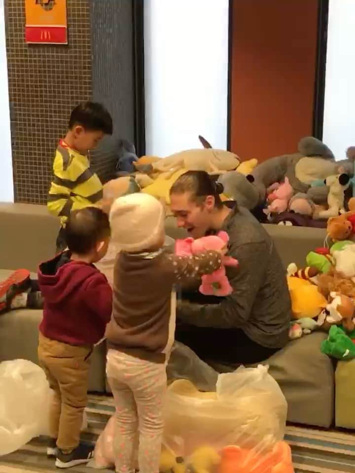 ジェイソン・ブラウンのインスタグラム：「To the charity that has my heart, the families I’ve met who have enriched my life, and those who’ve so generously joined me in supporting the Ronald McDonald House along the way … THANK YOU! Thank you now and always. マクドナルドハウス、そしてファンの皆さん、いつもありがとう！  #GivingTuesday @rmhc ❤️」