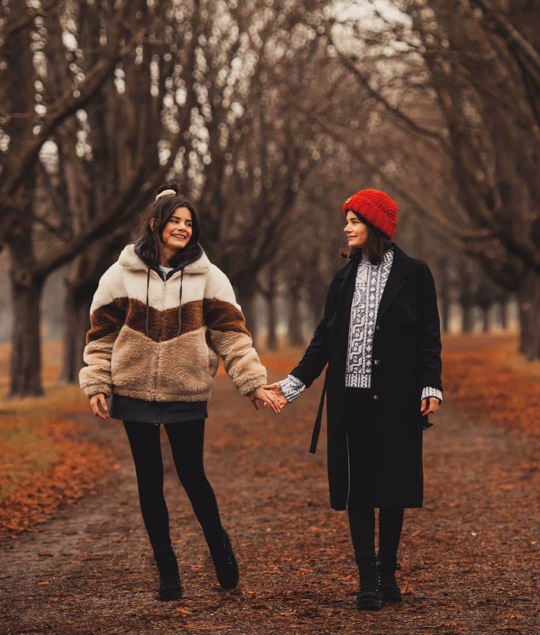 Joyce Ilgのインスタグラム：「*Werbung ❤🤯 Mental Health ist super wichtig und was hilft z.B. dabei? Selbstmitgefühl! Dir selbst ein guter Freund zu sein. Oft haben wir mehr Mitgefühl mit anderen als mit uns selbst. Wir kritisieren und verurteilen uns selbst für alles mögliche, was wir nicht perfekt machen. Dinge, bei denen wir bei Freunden oft Verständnis hätten, aber nicht bei uns selbst. Jeder sollte sich mit Mental Health auseinander setzen & ich kann euch dafür @blinkist ans Herz legen. Die App ist wirklich cool, denn sie fasst Wissen aus Büchern & Podcasts zusammen, so dass man diese in nur 15min verstehen kann. Schnelle, leichtgemachte Weiterbildung, Inspiration und Wachstum. Zum Thema mentale Gesundheit gibt es 10 kostenlose Titel, einen davon findet ihr im Swipe. Aber auch zu anderen Themenbereichen findet ihr dort super viel. Also, nehmt euch heute doch mal selbst an die Hand, in den Arm oder gebt euch liebevolle Worte (könnt ihr auch in Gedanken machen). Bewirkt Wunder! ❤💫   Hier noch ein Link für euch: https://try.blinkist.com/joyceilg/   #blinkist #gehtesdirgut #mentalhealth #selflove #selfcare」