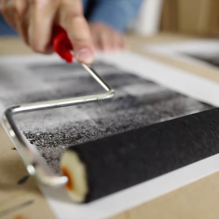 Blue Bottle Coffeeのインスタグラム：「Cody Hudson invited us into his studio to check out his process and explore his use of tactility in bringing his art to life. We examined how textures, colors, patterns, and shapes interact in his work on our Holiday Collection to create a feeling of connectedness.   For more on his process and our collaboration, check out our interview with @struggle_inc on our blog, linked in bio.」