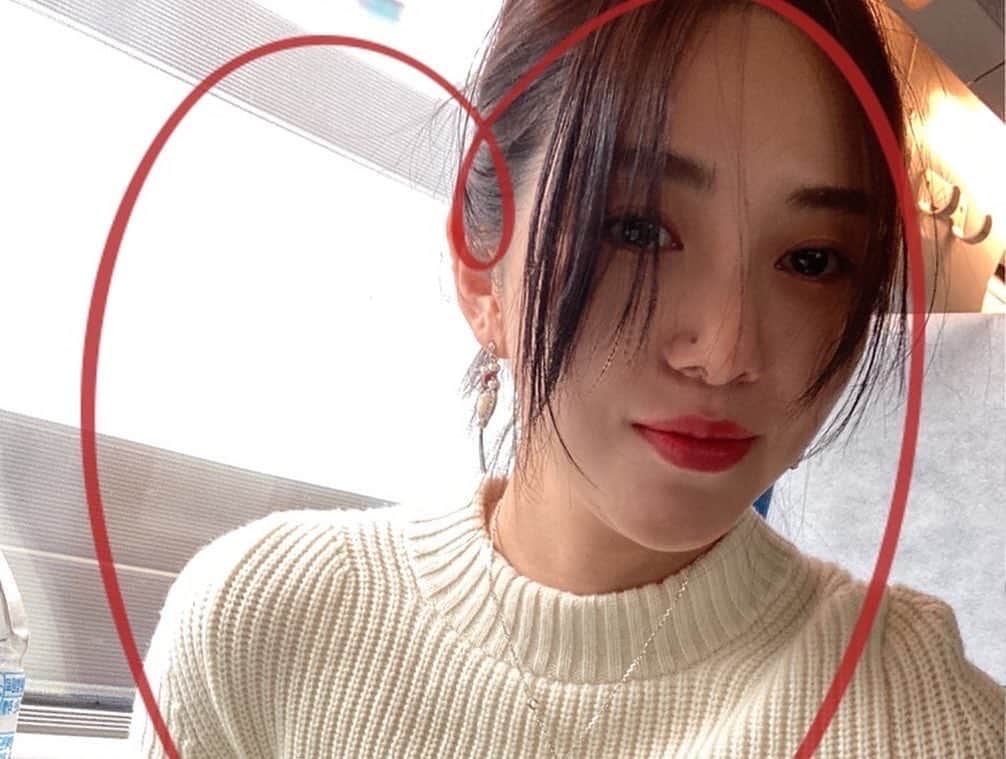 のインスタグラム：「곧 서른이라니  아 중학생때 부산에서 일어난 피해는 진짜 많은 친구들 언니 오빠들이 도와주고, 저 또한 기억을 끄집어내서 많은 증거제출을 하게되어 유죄로 판단하고, 검찰수사로 넘어간 상태입니다. 이제 위에서 어떤 판결을 내려주실진 저도 기다리고 있는 상황인데요. 꼭 마땅한 처벌을 받았으면 좋겠네요. 그리고 앞으로 저 같은 피해 그 누구에게도 절대 발생하지 않았으면 좋겠습니다. 많은 분들께서 DM으로 걱정해주시고 수사과정에 대해 궁금해 하셔서 조심스레 이야기 꺼내봐요.. 솔직히 말해서 15년이 지난 일이라 거의 포기 상태였는데 도와주신 많은 분들께 정말 감사하고, 최대 무기징역까지 갈 수 있다라는 말씀에 어렵게 수사진행에 임한것도 있는데요.. 사실 거기까지는 기대 안하고 있어요.. 시간이 워낙 지났으니.. 그리고 법이라는 게 참 알다가도 모르겠어서.. 그래도 3월부터 감사한 경찰관 분들과 부산 제 지인들과 함께 수사 시작해서.. 힘들게 여기까지 왔는데.. 또 다행히 가장 중요한 증거와 증인이 많이 나왔기에.. 결과가 허무하게 끝나지 않고, 꼭 처벌은 받았으면 좋겠네요. 이번 수사 계기로 증거수집과 많은 증인들의 역할이 정말 중요하다는 걸 또 한번 깨달았네요.. 아무튼 걱정해주셔서 정말 감사합니다. 힘낼께요!」