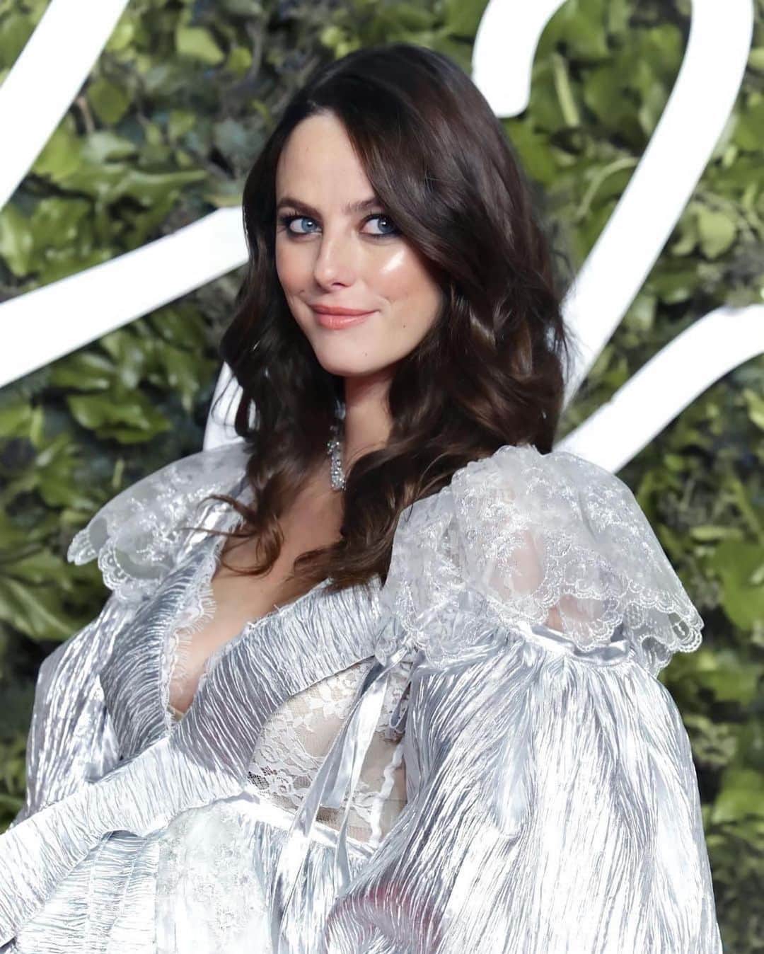 カヤ・スコデラリオのインスタグラム：「I have so many wonderful people to thank for helping me feel confident enough to attend to British Fashion Awards at 8 and a half months pregnant last night   @ginakanemakeup & @eamonnhughes you’re both stars.   @leithclark Thank you for finding me the most perfectly fun @bora_aksu dress. I felt like the shiniest Christmas bauble in the land ✨   My wonderful @cartier family for a great night at a wonderful table meeting friends old and new.   And the kind people (including the brilliant PR ladies on the carpet & @jamesmcavoyrealdeal ) that helped me up and down the stairs all night.   I’ve had a bit of a crappy pregnancy and it was really special to have last night as a memory of this time - thank you all 💜   Yes I know I look like a HOUSE from the side but screw it, I felt bloody amazing 💅🏻💃」