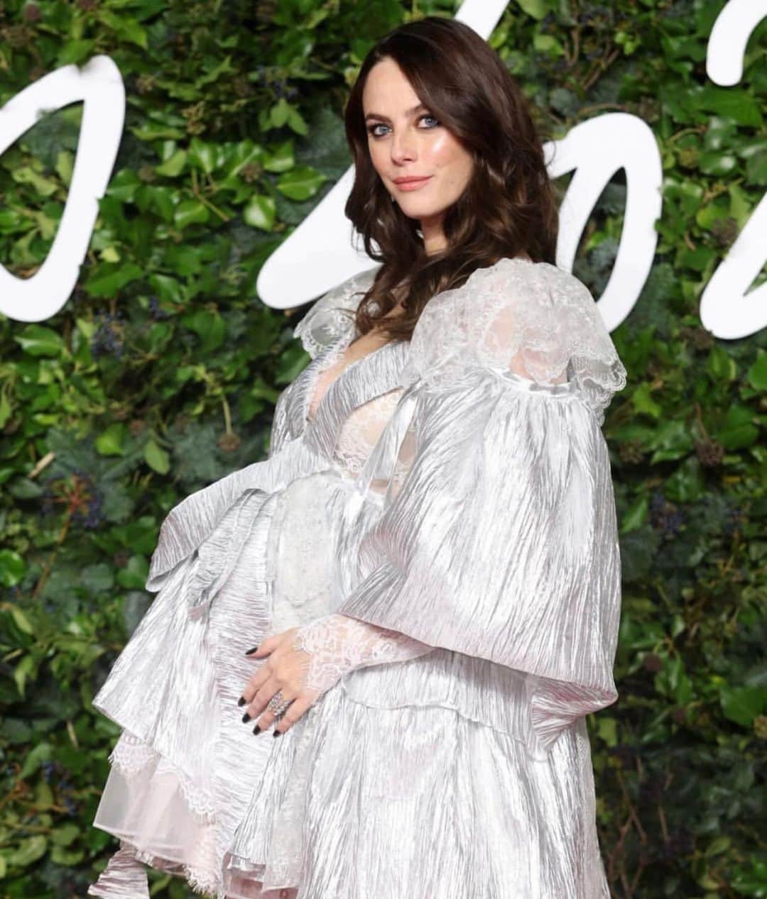 カヤ・スコデラリオのインスタグラム：「Prego AF but make it fashion…   @leithclark  @ginakanemakeup  @eamonnhughes   @cartier  @bora_aksu  @ginashoesofficial   👯‍♀️👯‍♀️👯‍♀️」