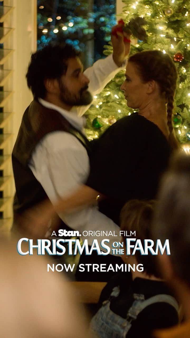 ポピー・モンゴメリーのインスタグラム：「🎄MERRY CHRISTMAS🎄 Christmas on the Farm now streaming on @stanaustralia 🍿🎬 • #StanOriginal #ChristmasOnTheFarm」