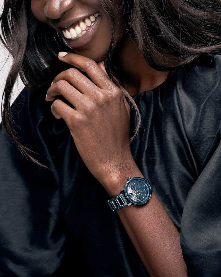 モバードのインスタグラム：「Bring on the sparkles. Shine bright this holiday season with this extra-special #MovadoBold with blue frosted-textured dial and waterfall crystals. Tap to shop now!」