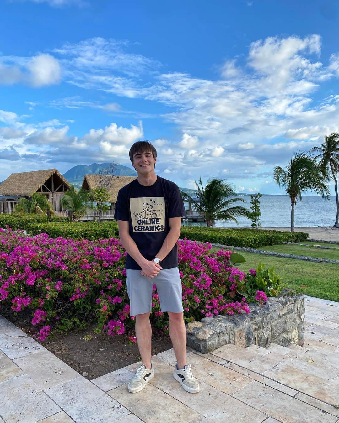 ケビン・クインのインスタグラム：「Throwback to our trip to St. Kitts. This was the first time I’d worn shorts in a year, no joke. Haven’t worn them again since…」