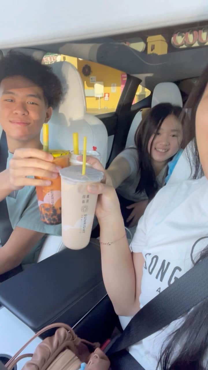 オリビア・タイのインスタグラム：「How was your Thanksgiving? 🦃  • Mine was eventful! Here’s a play-by-play:  💒 Beautiful wedding 🦃 HUGE 3-day Thanksgiving celebration with family & friends 👶 Babysitting small human nieces 🍊 Taught them how to make fresh OJ & check out at Costco 🍜 Exposed Genevieve to authentic 潮州  food with Auntie @starburstthai  🧋 Boba with Genevieve (big human niece) from @rooted.band & @dylan_sushi15 (new nephew) 🎸 Discovered electric guitars at the Pasadena @guitarcenter with cool peeps like a Gabe & a Brian - thank you for answering my stupid questions! 🤣」