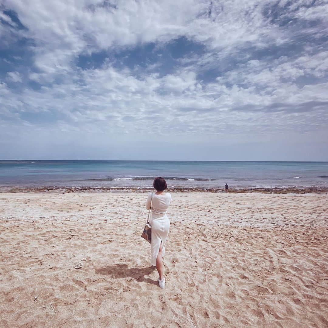 古渡奈々子のインスタグラム：「12月が始まってしまった この前2021年になったのにもう終わっちゃうなんて信じたくない  最近、様々な欲がどんどん減ってきているのだけど  少しだけ欲を出すなら1年前に時を戻したい 今年の始まりは辛い始まりで、大きなものを失ってしまったから  一方、得たものは小さな幸せを感じる方法  モチベーションと意識を高くしないことで、小さな幸せを感じやすくなり、自分のテンションをコントロールしやくなりました  その結果、自分に余裕ができて、周りへ愛と優しさを与えられるようになった気がしています  気がするだけかもだけど… とりあえず穏やかに過ごせております  こちらからは以上です  #食欲はあるけどこだわりがない #睡眠欲もある #それ以外がない #いや痩せたいです #いや良いカメラが欲しいです」
