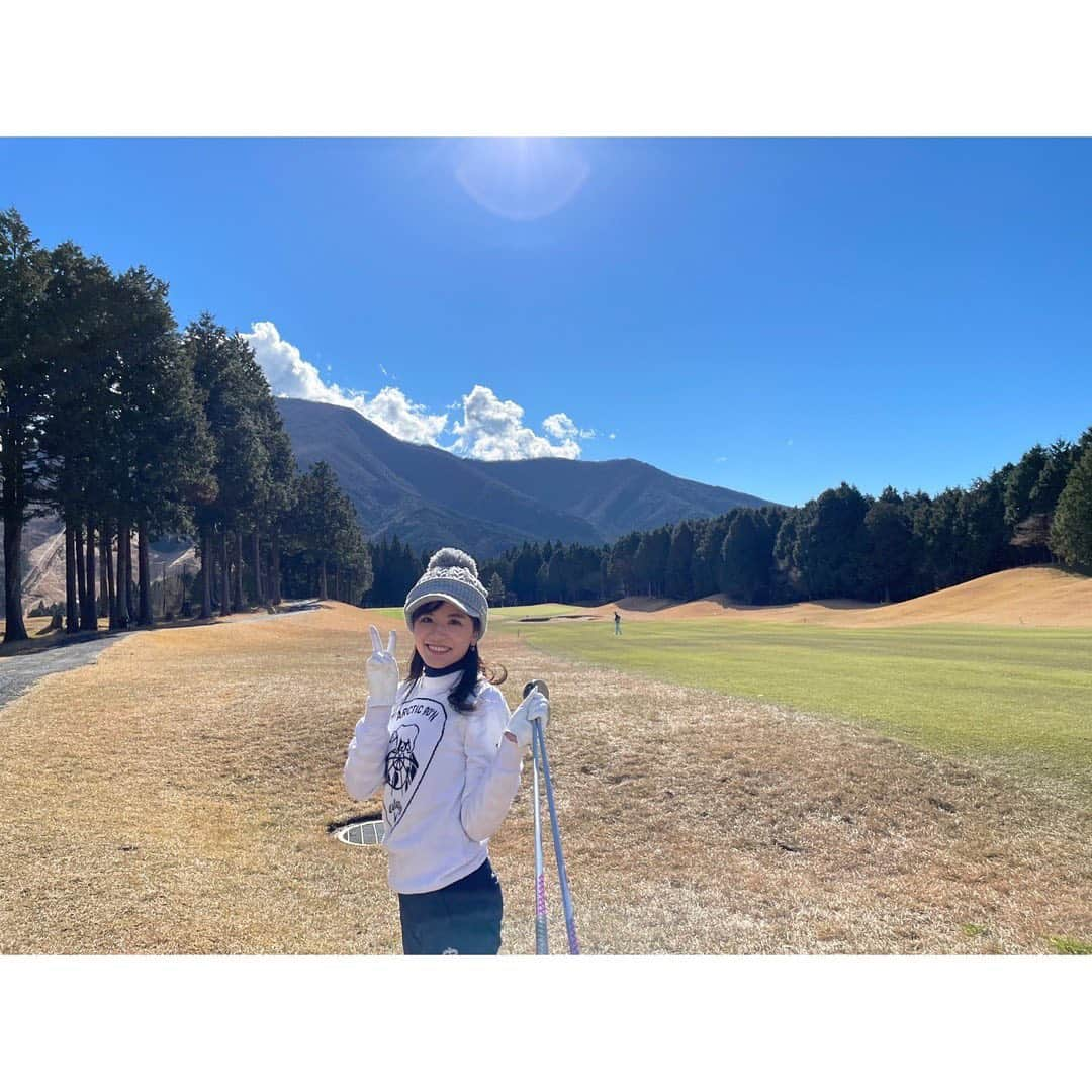 小菅晴香のインスタグラム：「・ 今日から12月ですね🎄 ⁡ 春〜秋はゴルフを沢山してました🏌️‍♀️ 11月最終週は富士山の麓で ベストスコア大幅に更新し111🙌🏻🥇 ⁡ （これまでは140とかだった🤭笑） ⁡ また沢山練習がんばります⛳️ ⁡ ⁡ ⁡ ⁡ #ゴルフ女子 #ゴルフ初心者」