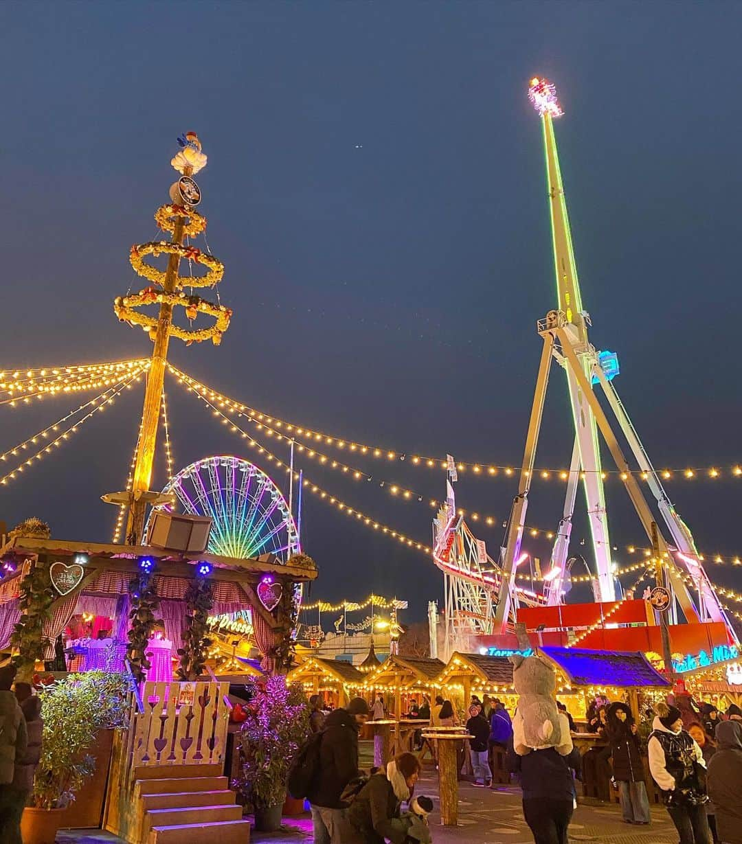 岡村仁美さんのインスタグラム写真 - (岡村仁美Instagram)「ロンドンの冬の風物詩、ウィンターワンダーランド🎡ロンドンの中心部にあるハイドパークの一角が煌びやかな遊園地になります ・ 去年はコロナの影響で開催されなかったので、初めて行きました！ ６週間の期間限定とは思えない充実ぶり ・ アトラクションは山ほどあるのに、結局娘たちが乗りたいのはメリゴーラウンドでした😅  #winterwonderland #ロンドン生活#ロンドン観光 #寒すぎて娘たちはテンション上がらず #4時で暗いのは子連れには助かる」12月1日 7時43分 - hitomi_okamura_