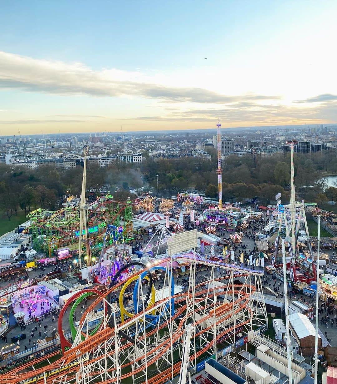 岡村仁美さんのインスタグラム写真 - (岡村仁美Instagram)「ロンドンの冬の風物詩、ウィンターワンダーランド🎡ロンドンの中心部にあるハイドパークの一角が煌びやかな遊園地になります ・ 去年はコロナの影響で開催されなかったので、初めて行きました！ ６週間の期間限定とは思えない充実ぶり ・ アトラクションは山ほどあるのに、結局娘たちが乗りたいのはメリゴーラウンドでした😅  #winterwonderland #ロンドン生活#ロンドン観光 #寒すぎて娘たちはテンション上がらず #4時で暗いのは子連れには助かる」12月1日 7時43分 - hitomi_okamura_